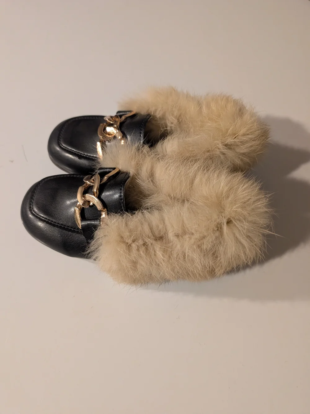SHEIN Kids Black Faux Fur-Trim Chain Mules